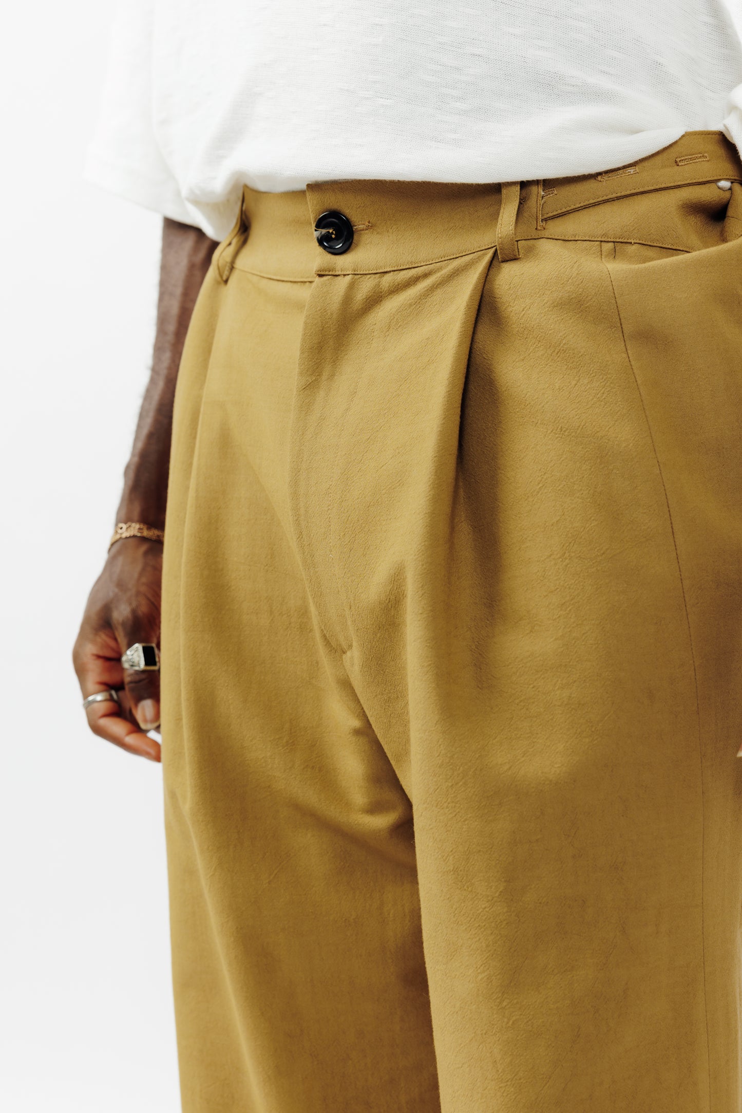 Pantalon droit sable en crêpe de coton et laine