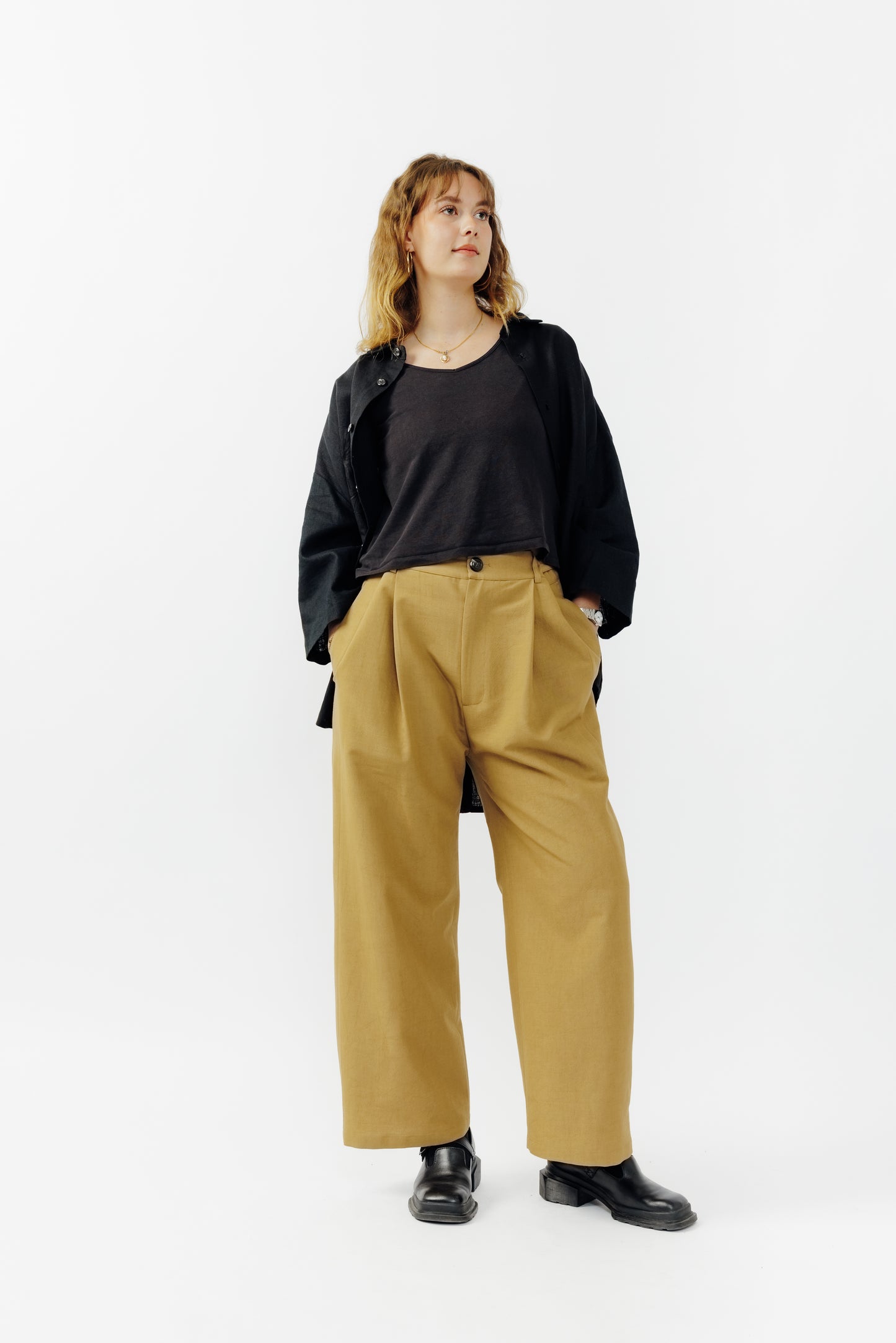 Pantalon droit sable en crêpe de coton et laine