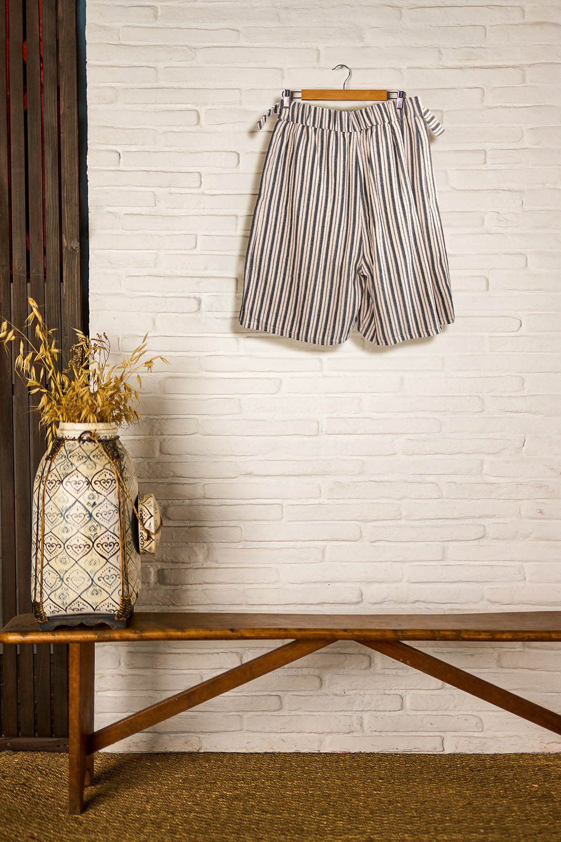 Short ballon de la marque Aïdama en coton rayé fudge & réglisse avec ceinture ajustable.