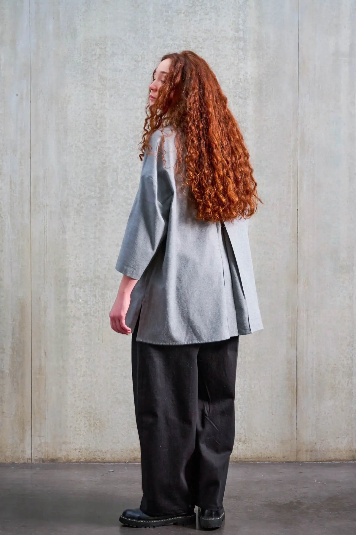 Chemise boxy à col officier Aïdama, modèle Kita en coton brossé gris clair. Portée par une mannequin femme et vue de dos.