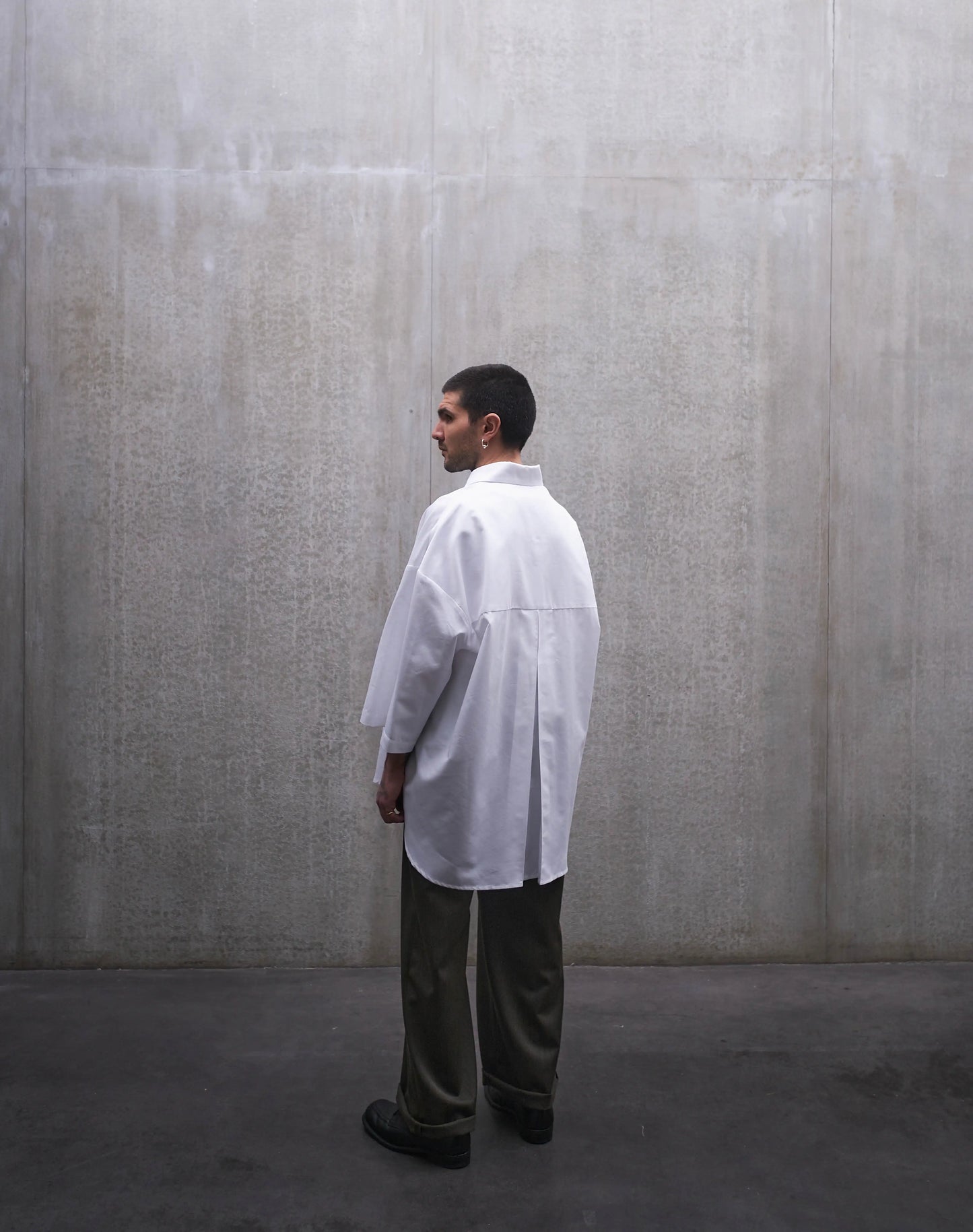 Chemise oversize à manches courtes et col club Aïdama modèle Marui en popeline de coton blanc. Portée par un mannequin homme et vue de dos.