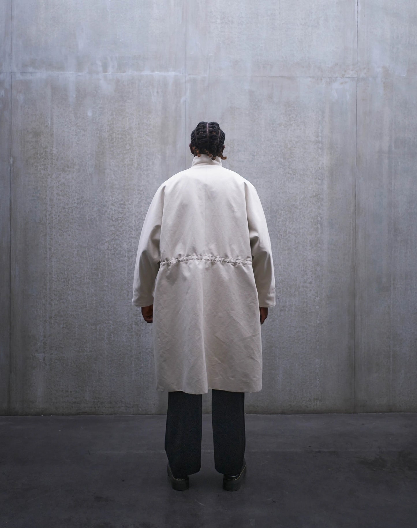Manteau oversize Aïdama, modèle tanzen en coton & lin beige imperméable. Porté fermé par un mannequin homme et vue de dos.