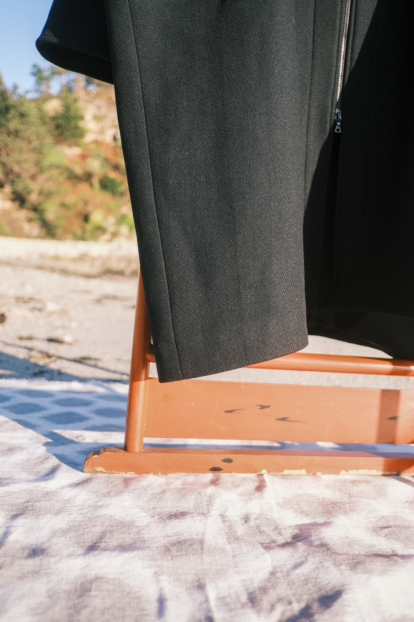 Manteau long à manches dolmans de la marque Aïdama, modèle Tanzen en laine noire.
