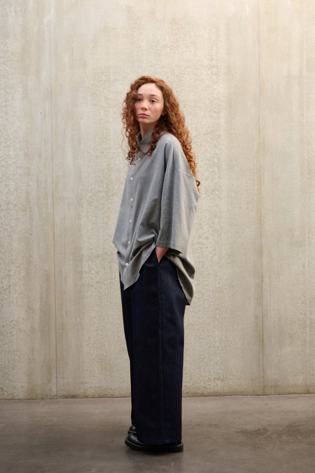 Pantalon droit Aïdama, coupe large en denim brut, porté par une mannequin femme et vu de profil.