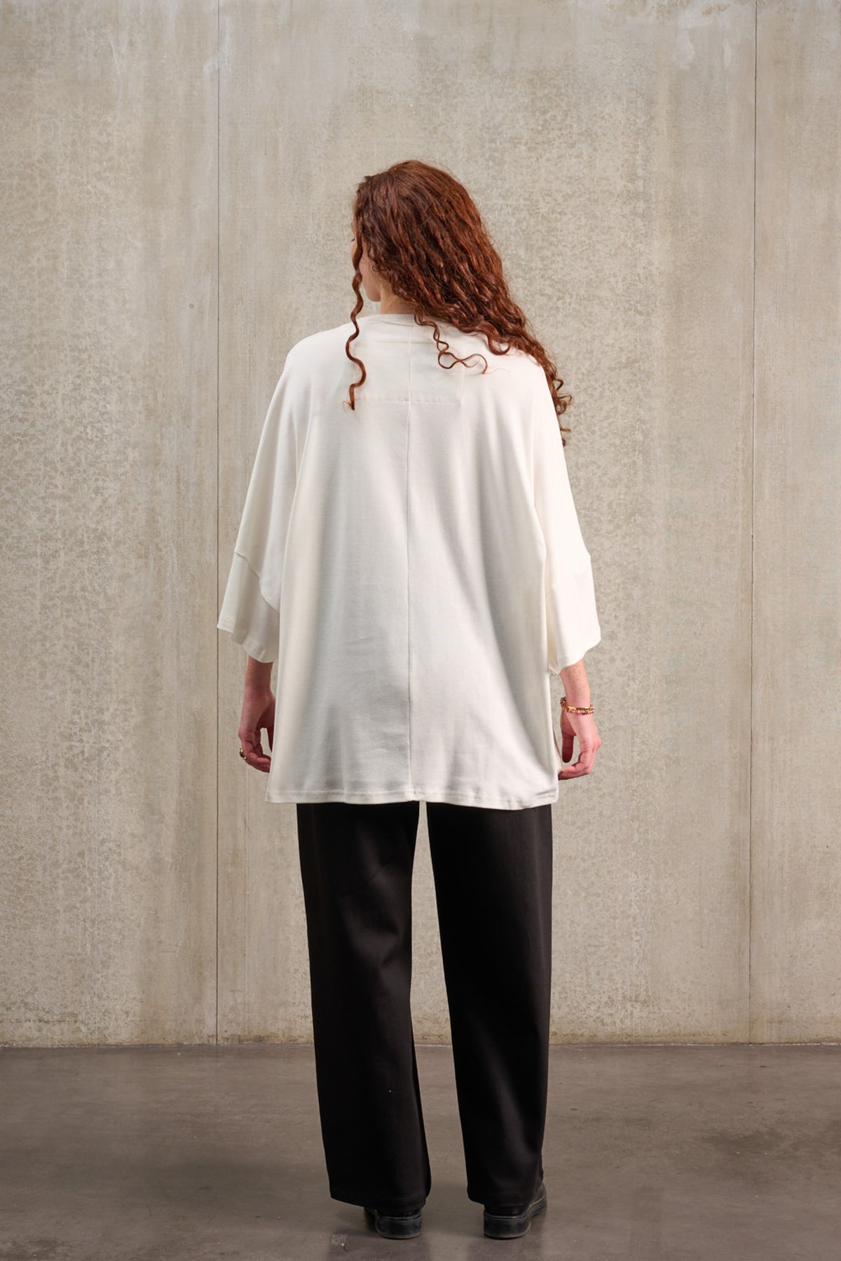 T-shirt oversize à col rond de la marque Aïdama, modèle Haku en jersey de coton blanc GOTS. Porté par une mannequin femme et vu de dos.