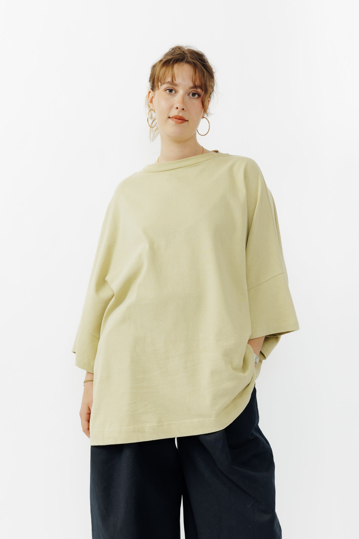 T-shirt oversize à col bateau Haku en coton épais vert sauge de la marque Aïdama. Porté par une mannequin femme et vu de face.