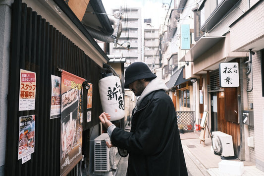 Portrait d'un homme de profil portant le manteau Tanzen au Japon