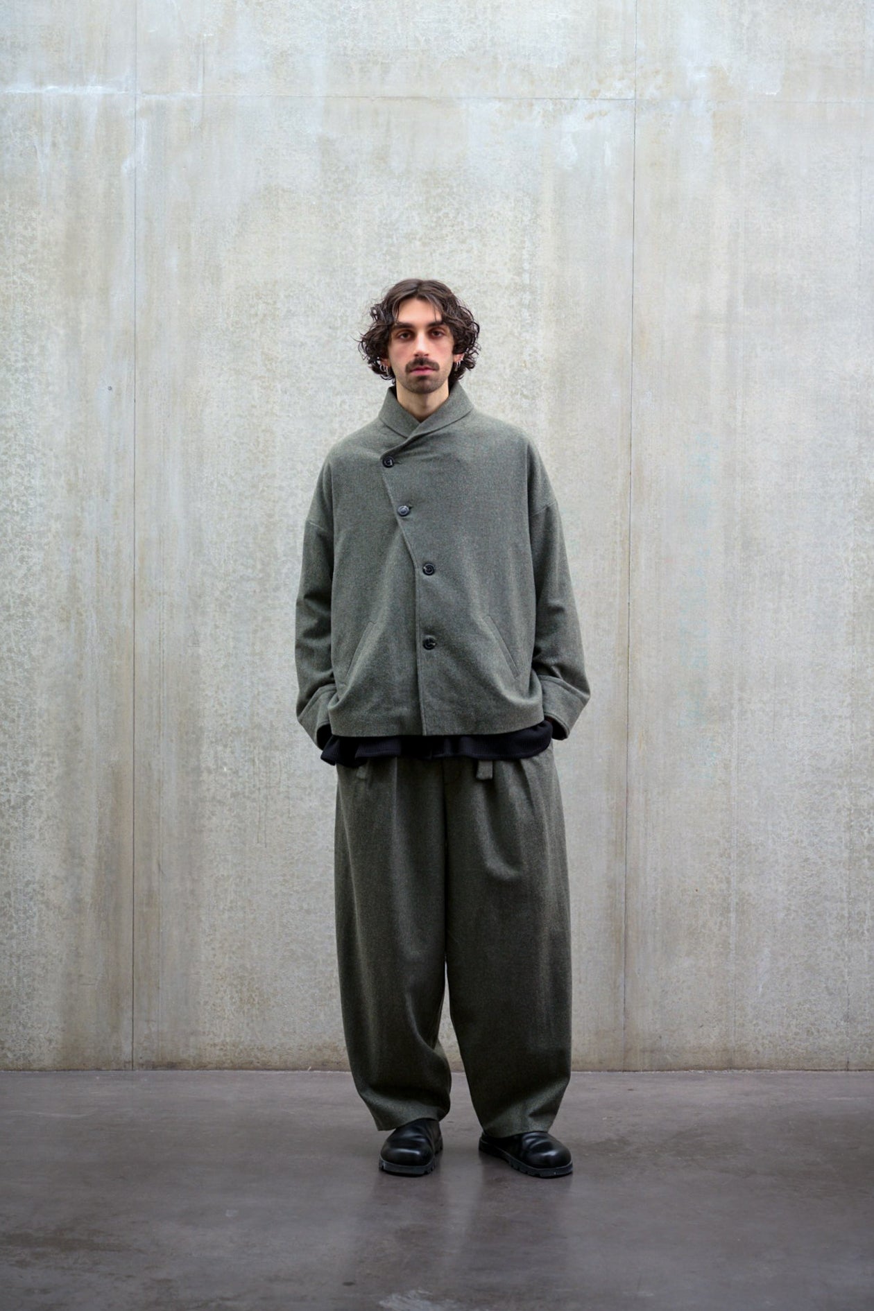 Pantalon circulaire gris chiné en flanelle de laine