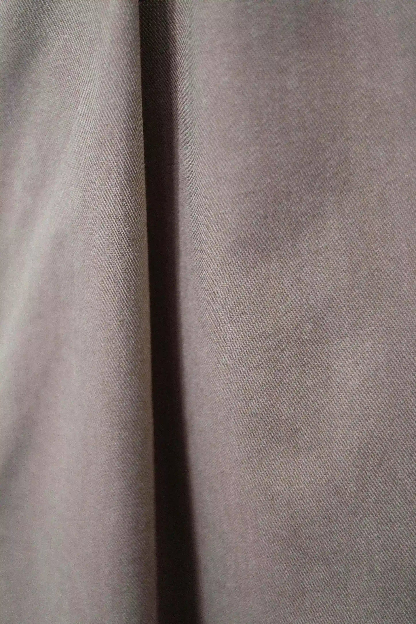 Pantalon circulaire Aïdama, coupe ballon en coton beige. Vue zoomée sur le tissu.