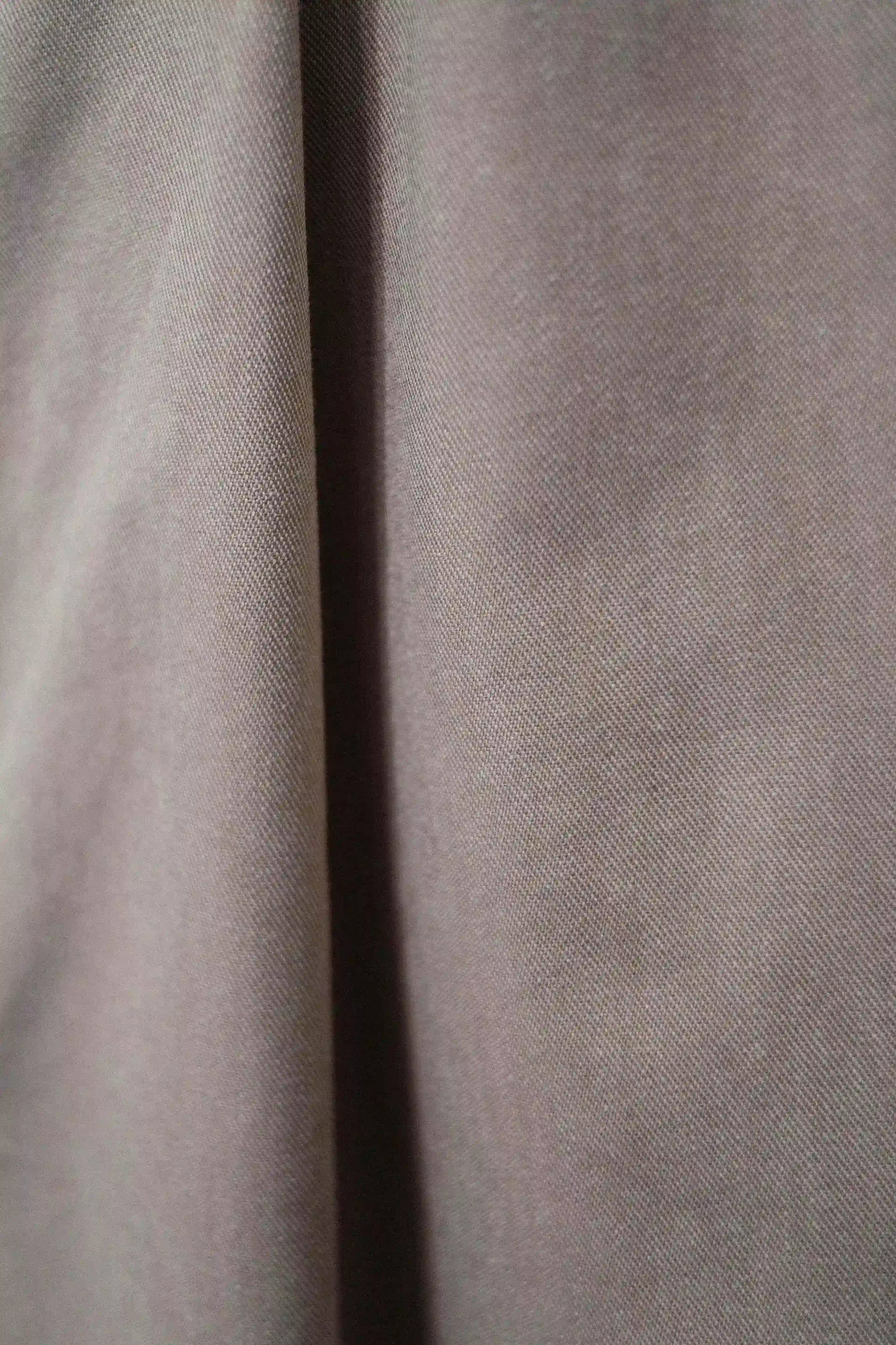 Pantalon circulaire Aïdama, coupe ballon en coton beige. Vue zoomée sur le tissu.