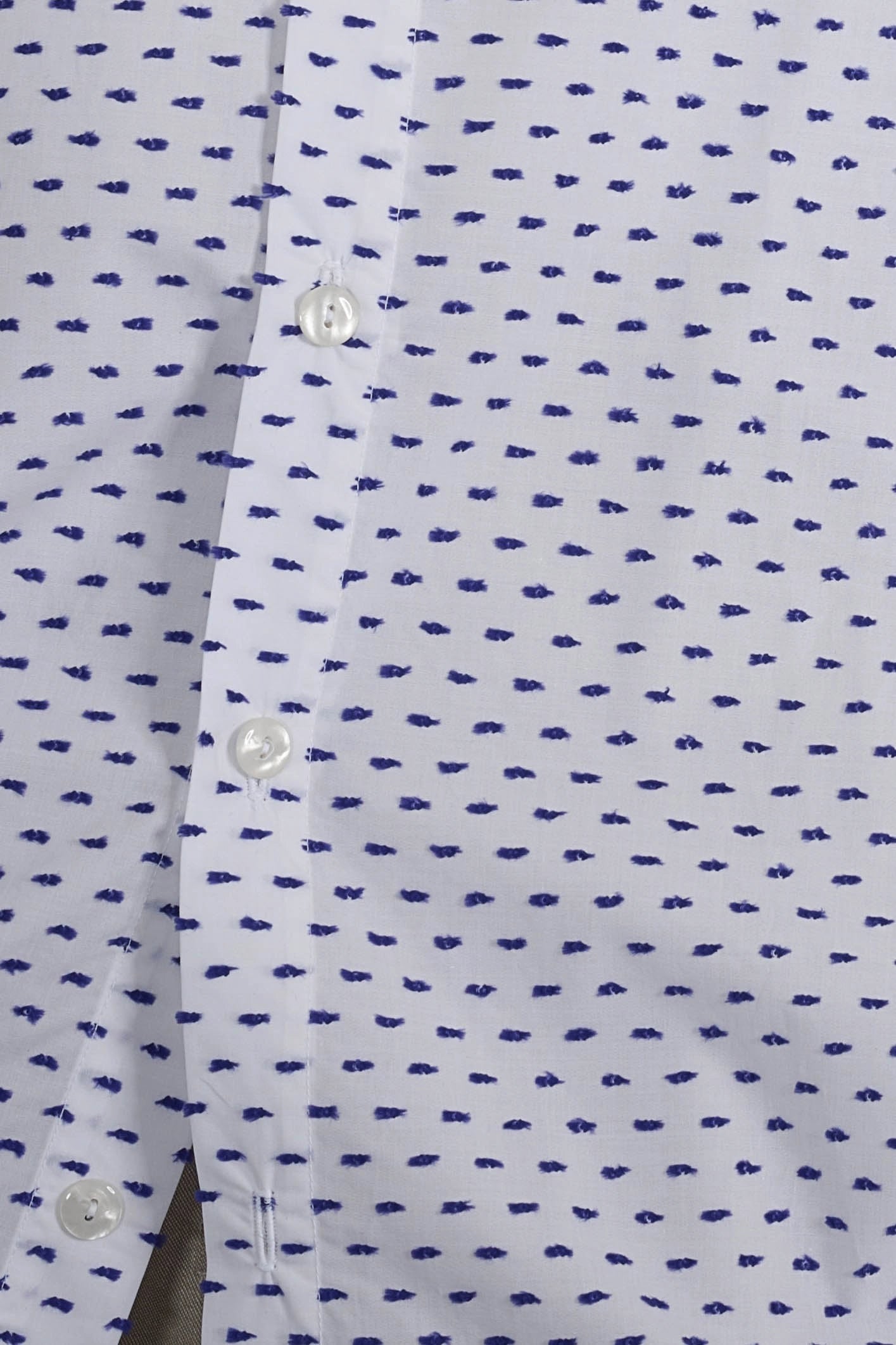 Chemise oversize à manches courtes et col club Aïdama modèle Marui en coton blanc à pois bleus. Vue zoomée sur le tissu et la boutonnière.