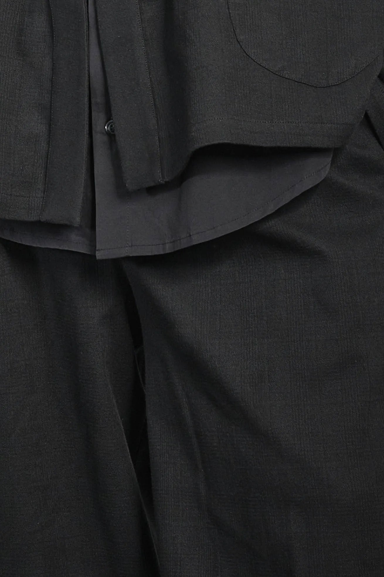 Ensemble veste samue et pantalon circulaire de la marque Aïdama en coton noir à motif Prince de Galles ton sur ton. Vue zoomée sur le tissu.