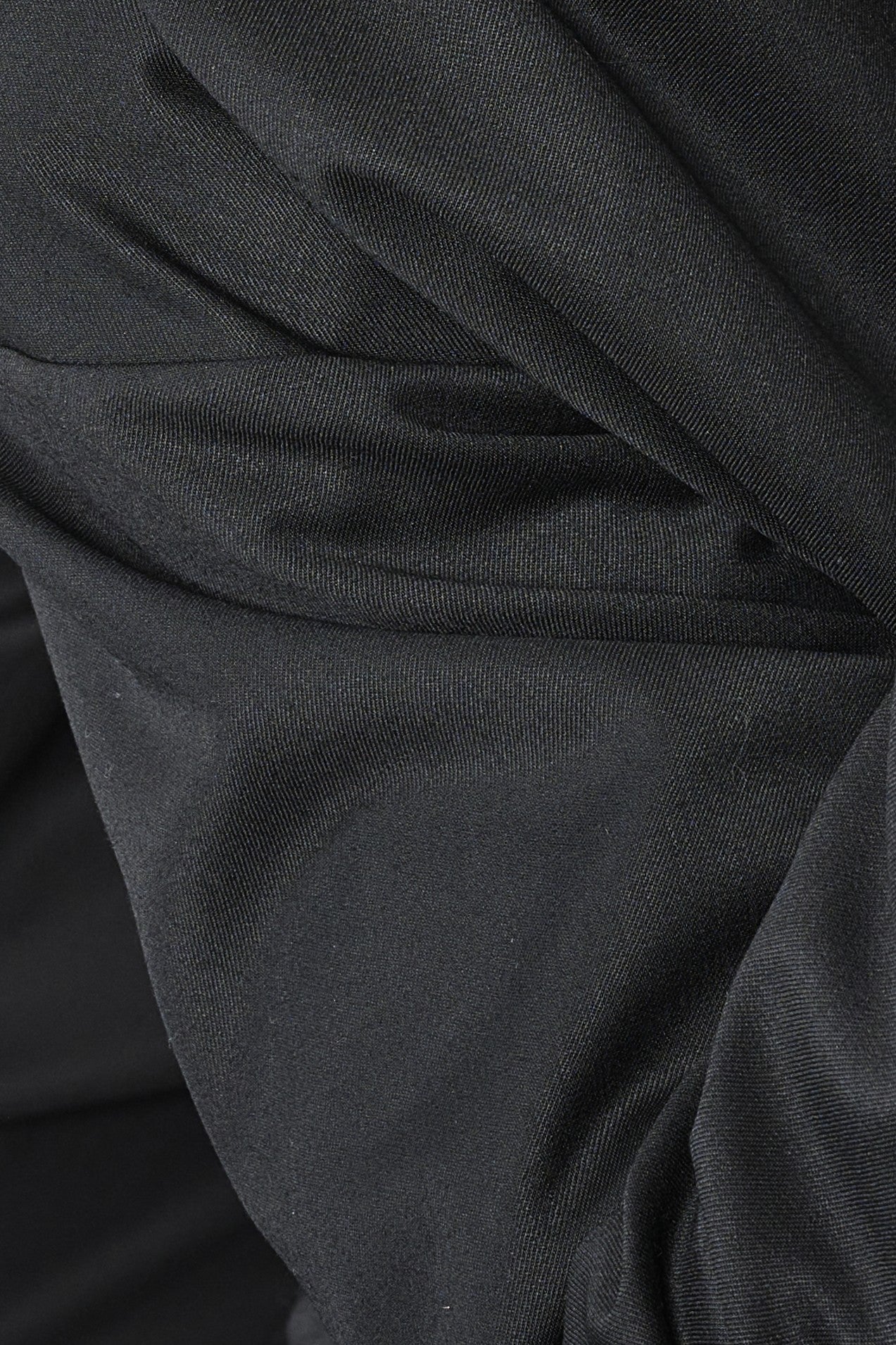 Tissu en laine froide noire utilisé pour les modèles de la collection printemps-été 2026 de la marque Aïdama. Vue zoomée.