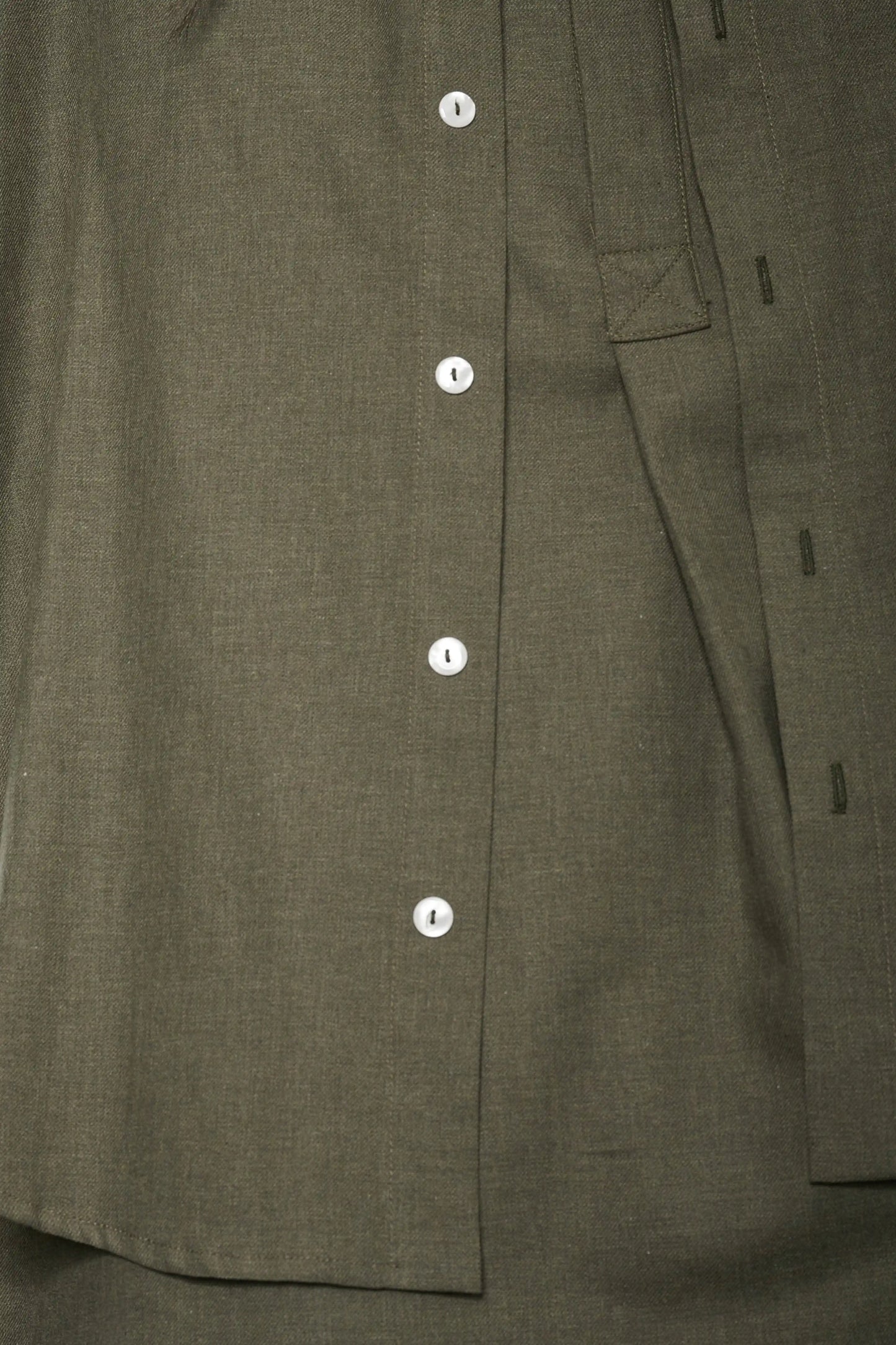 Chemises oversizes Marui et Ao de la marque Aïdama. Portées en layering et vue zoomées sur le tissue et les boutons.