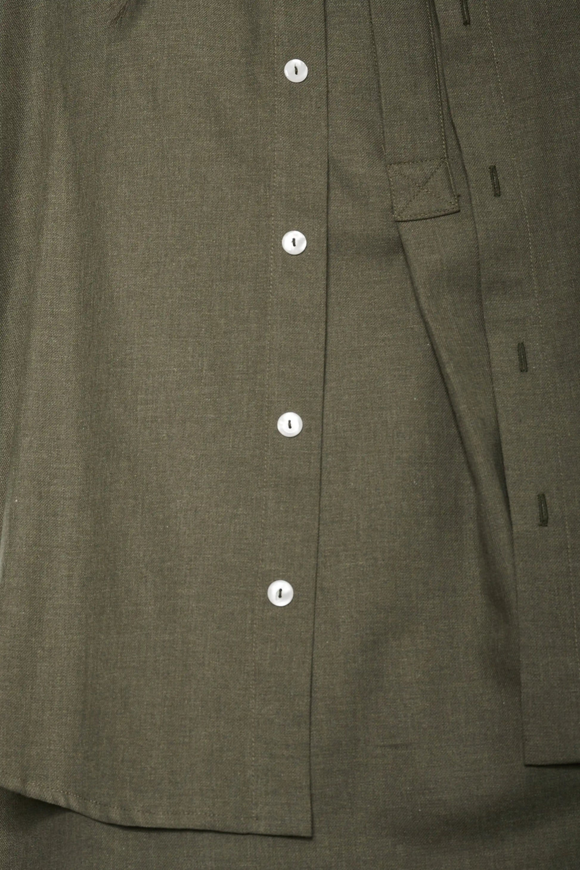 Chemises oversizes Marui et Ao de la marque Aïdama. Portées en layering et vue zoomées sur le tissue et les boutons.