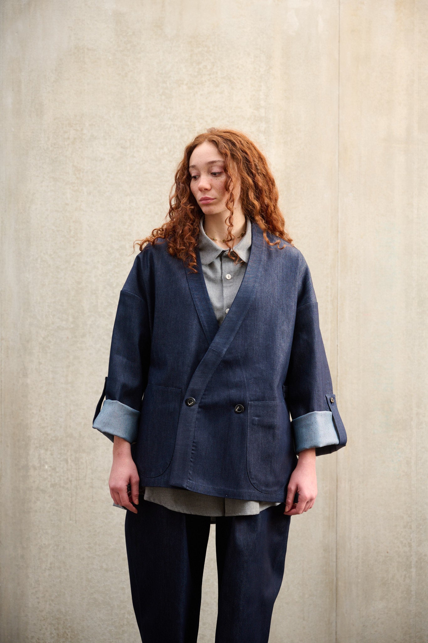 Mannequin femme Léane de face qui porte la veste croisée SAMUE à col kimono en denim brut