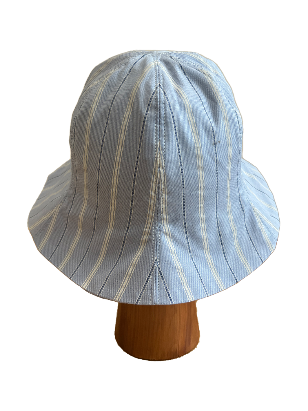 Chapeau Bob de la marque Aïdama, forme tulipe en coton bleu à rayures. Vu de dos sur mannequin.