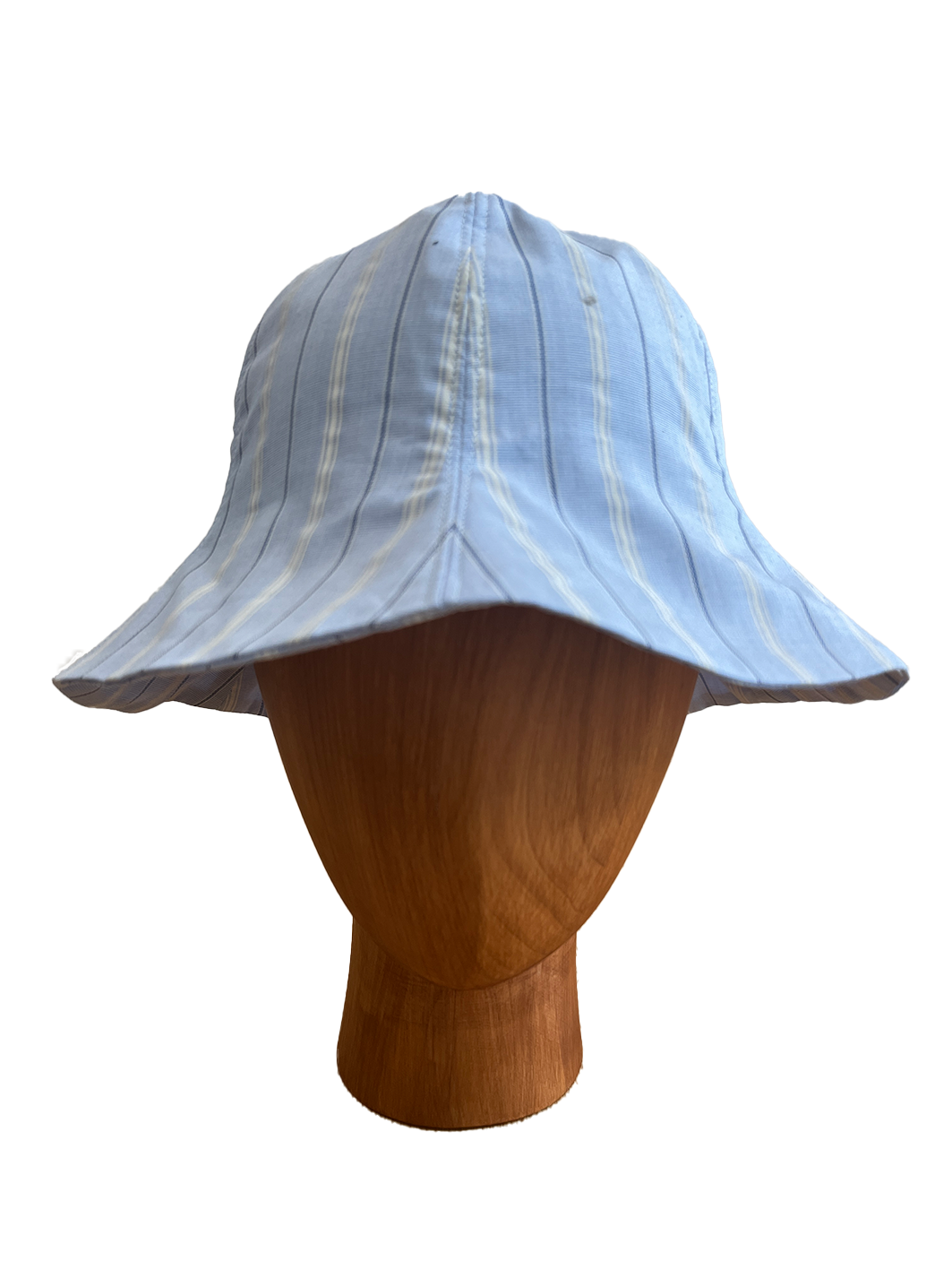 Chapeau Bob de la marque Aïdama, forme tulipe en coton bleu à rayures. Vu de face sur mannequin.