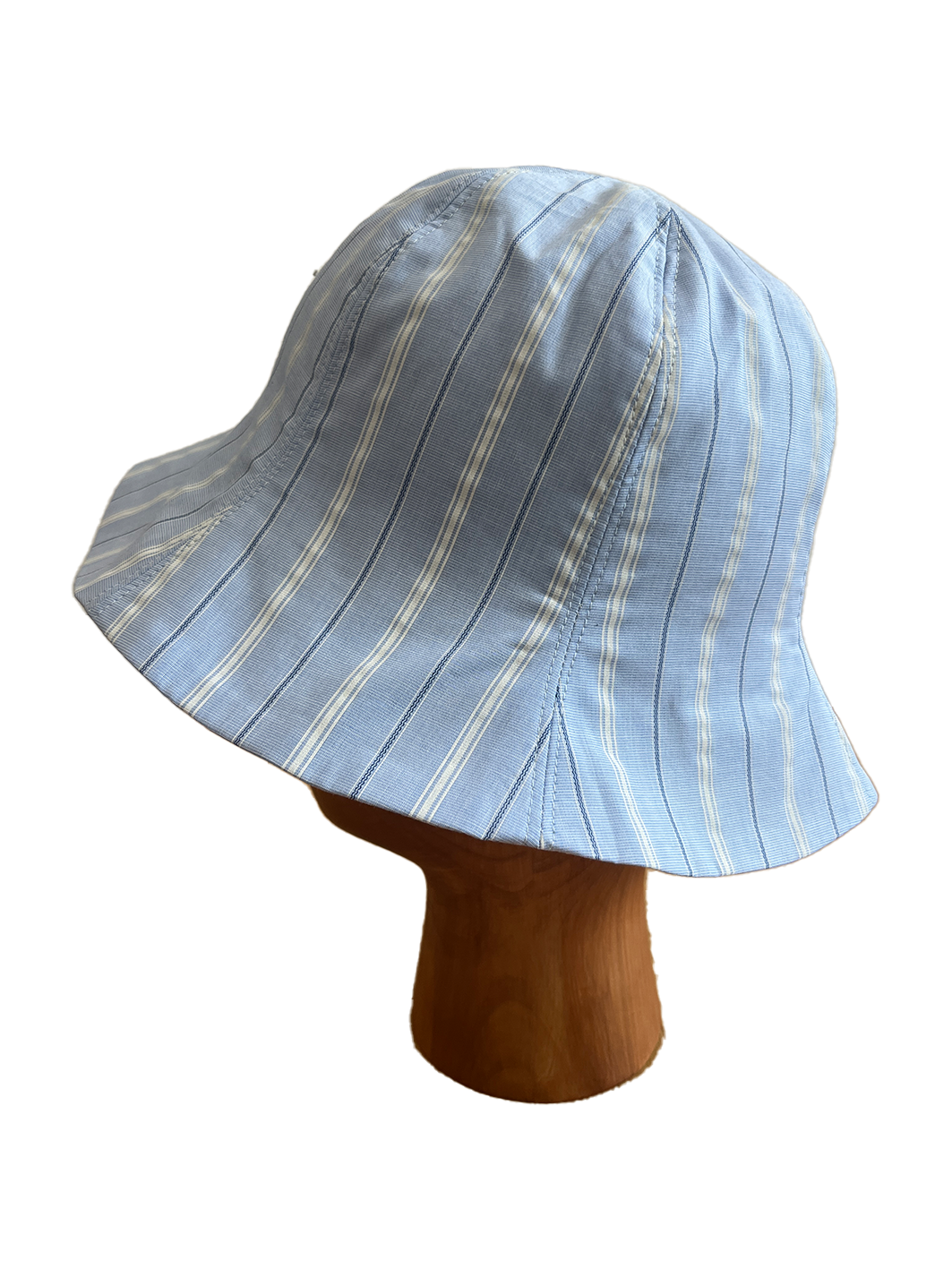 Chapeau Bob de la marque Aïdama, forme tulipe en coton bleu à rayures. Vu de profil sur mannequin. 