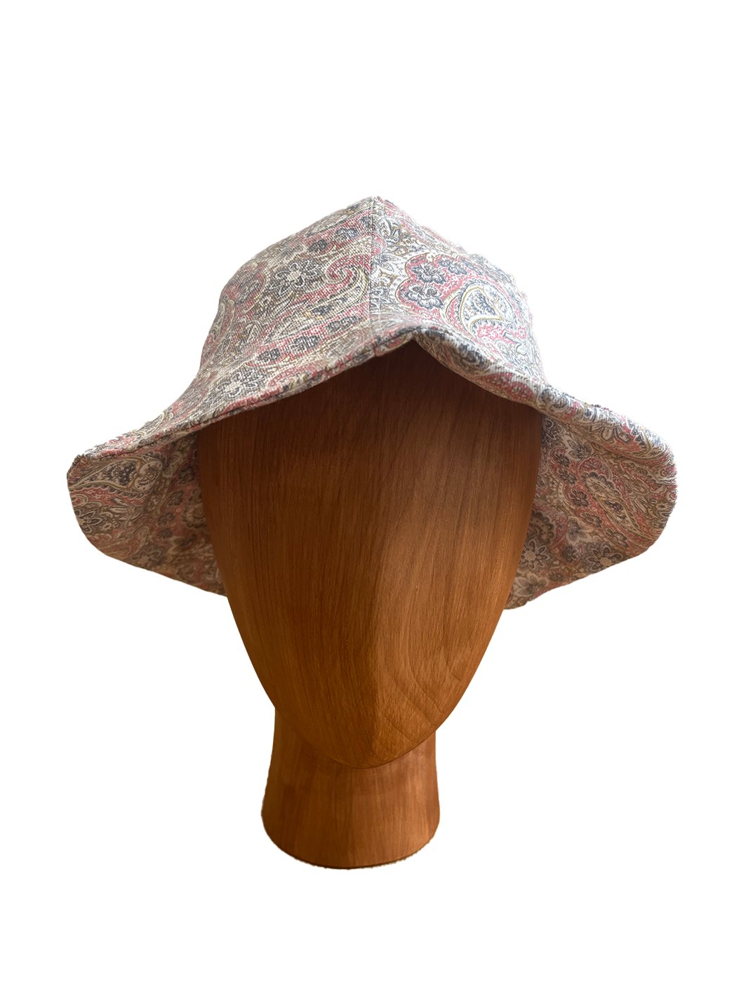 Chapeau Bob de la marque Aïdama, forme tulipe en coton à motif cachemire. Vu de face sur mannequin.