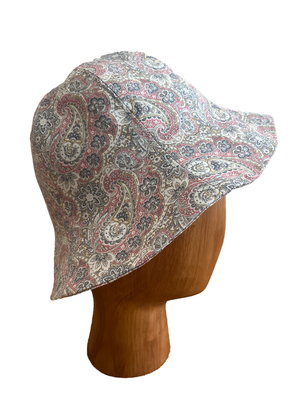 Chapeau Bob de la marque Aïdama, forme tulipe en coton à motif cachemire. Vu de profil sur mannequin. 