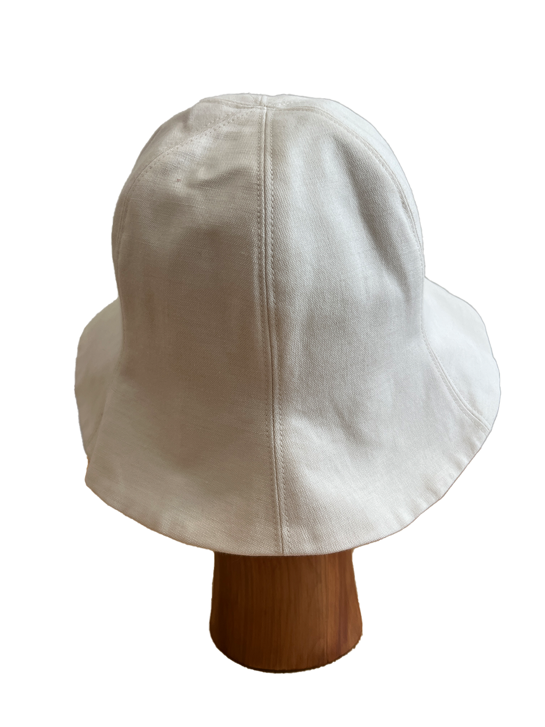 Chapeau Bob de la marque Aïdama, forme tulipe en coton crème. Vu de dos sur mannequin. 