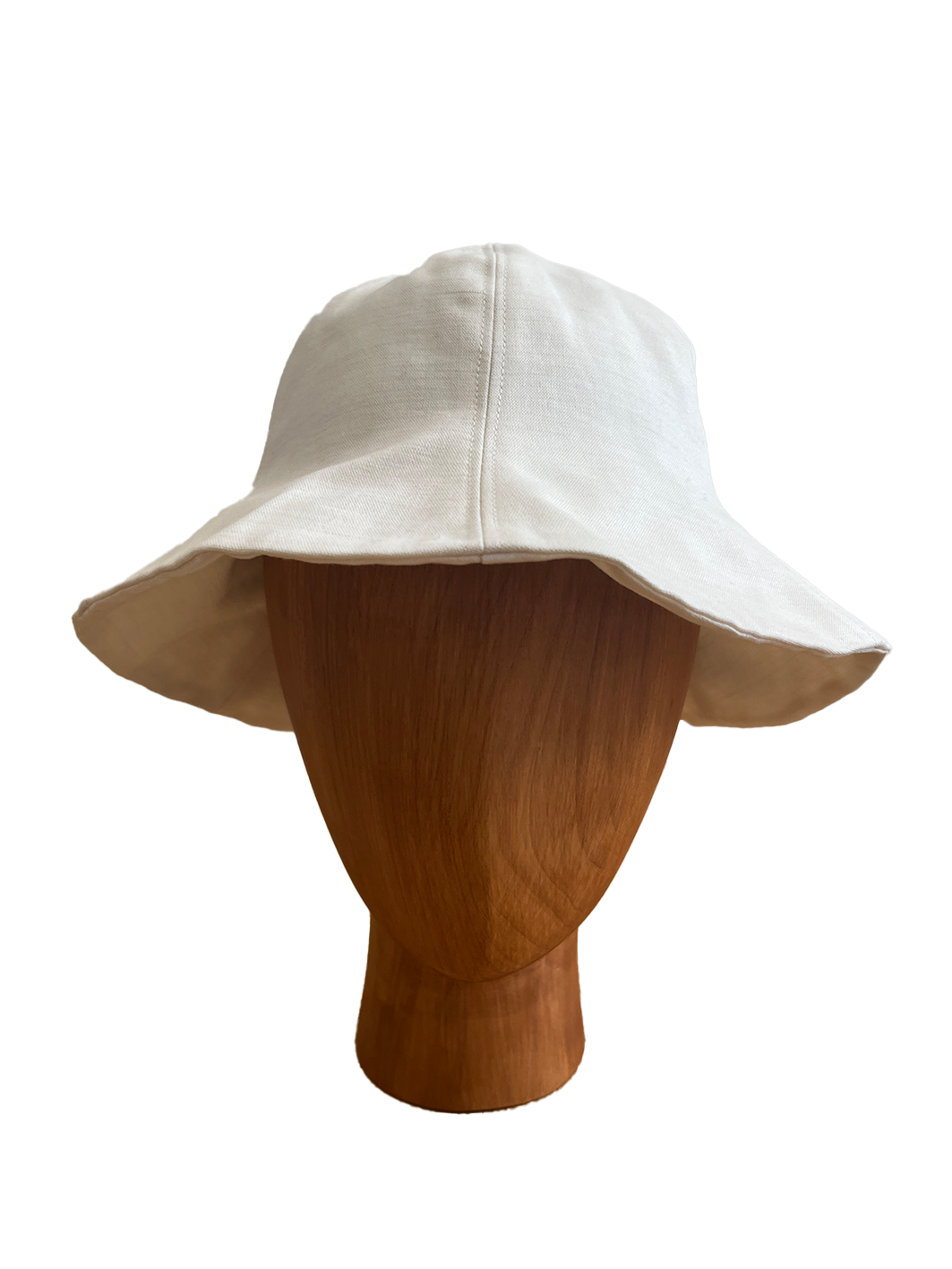 Chapeau Bob de la marque Aïdama, forme tulipe en coton crème. Vu de face sur mannequin.
