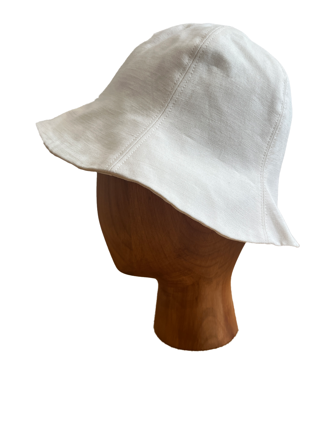 Chapeau Bob de la marque Aïdama, forme tulipe en coton crème. Vu de profil sur mannequin.