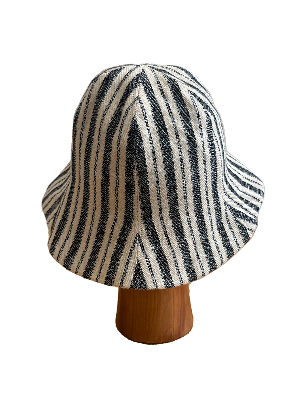Chapeau Bob de la marque Aïdama, forme tulipe en coton crème à rayures noires. Vu de dos sur mannequin. 