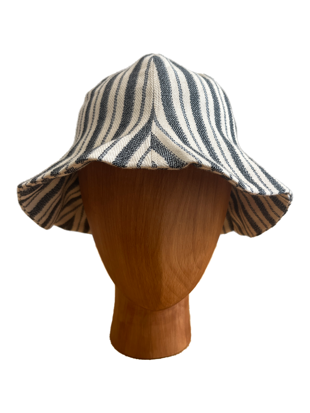 Chapeau Bob de la marque Aïdama, forme tulipe en coton crème à rayures noires. Vu de face sur mannequin. 