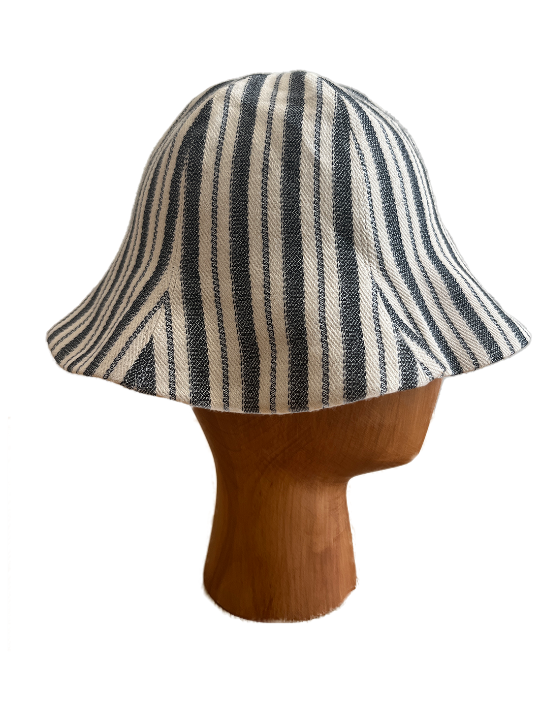 Chapeau Bob de la marque Aïdama, forme tulipe en coton crème à rayures noires. Vu de profil sur mannequin. 