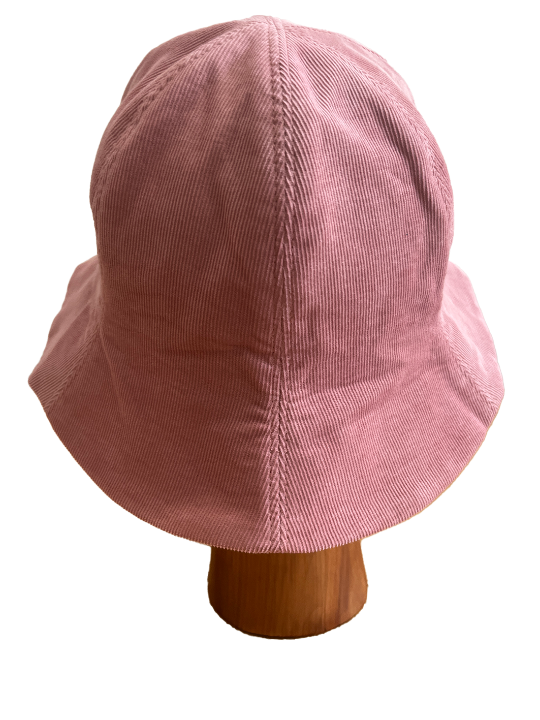 Chapeau Bob de la marque Aïdama, forme tulipe en coton et soie rose. Vu de dos sur mannequin.