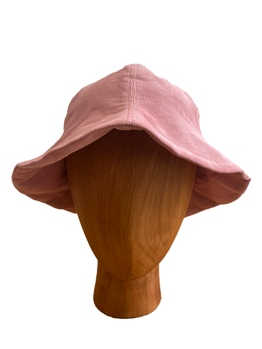 Chapeau Bob de la marque Aïdama, forme tulipe en coton et soie rose. Vu de face sur mannequin.