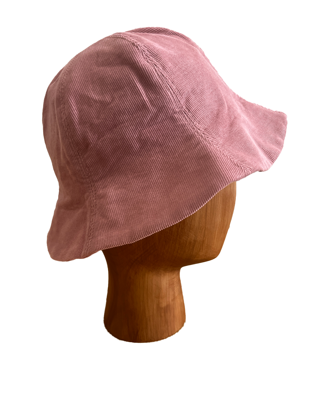 Chapeau Bob de la marque Aïdama, forme tulipe en coton et soie rose. Vu de profil sur mannequin.