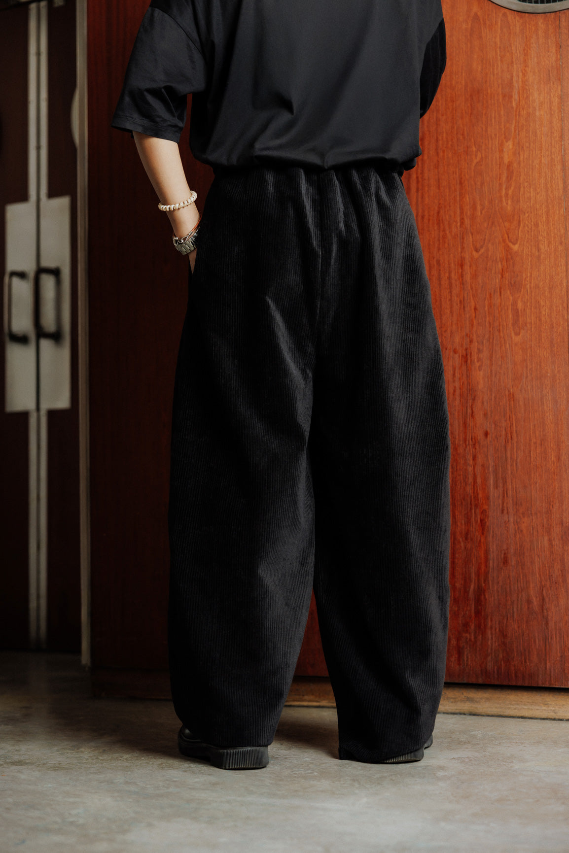 Pantalon circulaire noir en velours