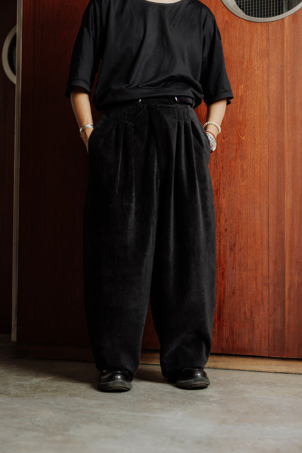 Pantalon circulaire noir en velours