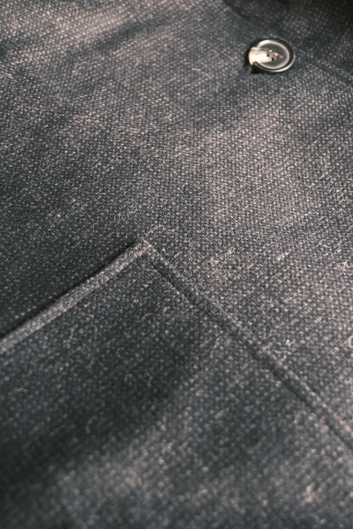 Manteau croisé oversize de la marque Aïdama, modèle Haomi en tweed de laine gris anthracite. Vue zoomée sur le tissu.