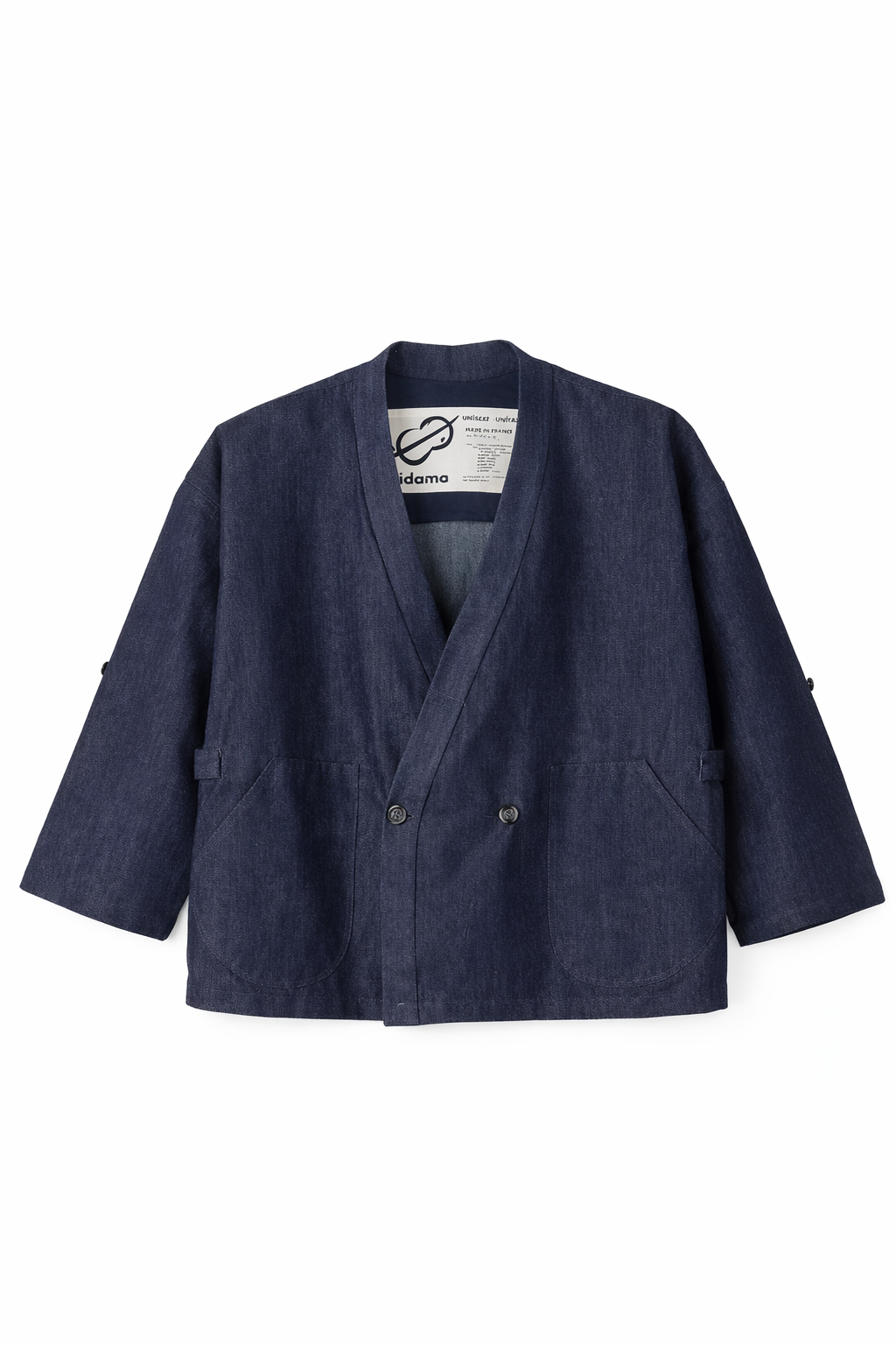 Photo packshot de face de la veste croisée SAMUE à col kimono en denim brut.