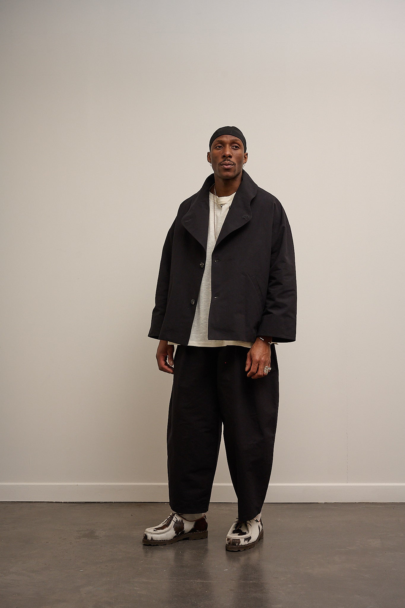 Pantalon circulaire de la marque Aïdama, coupe ballon en coton washi japonais avec ceinture ajustable. Porté par un mannequin homme et vu de face. 