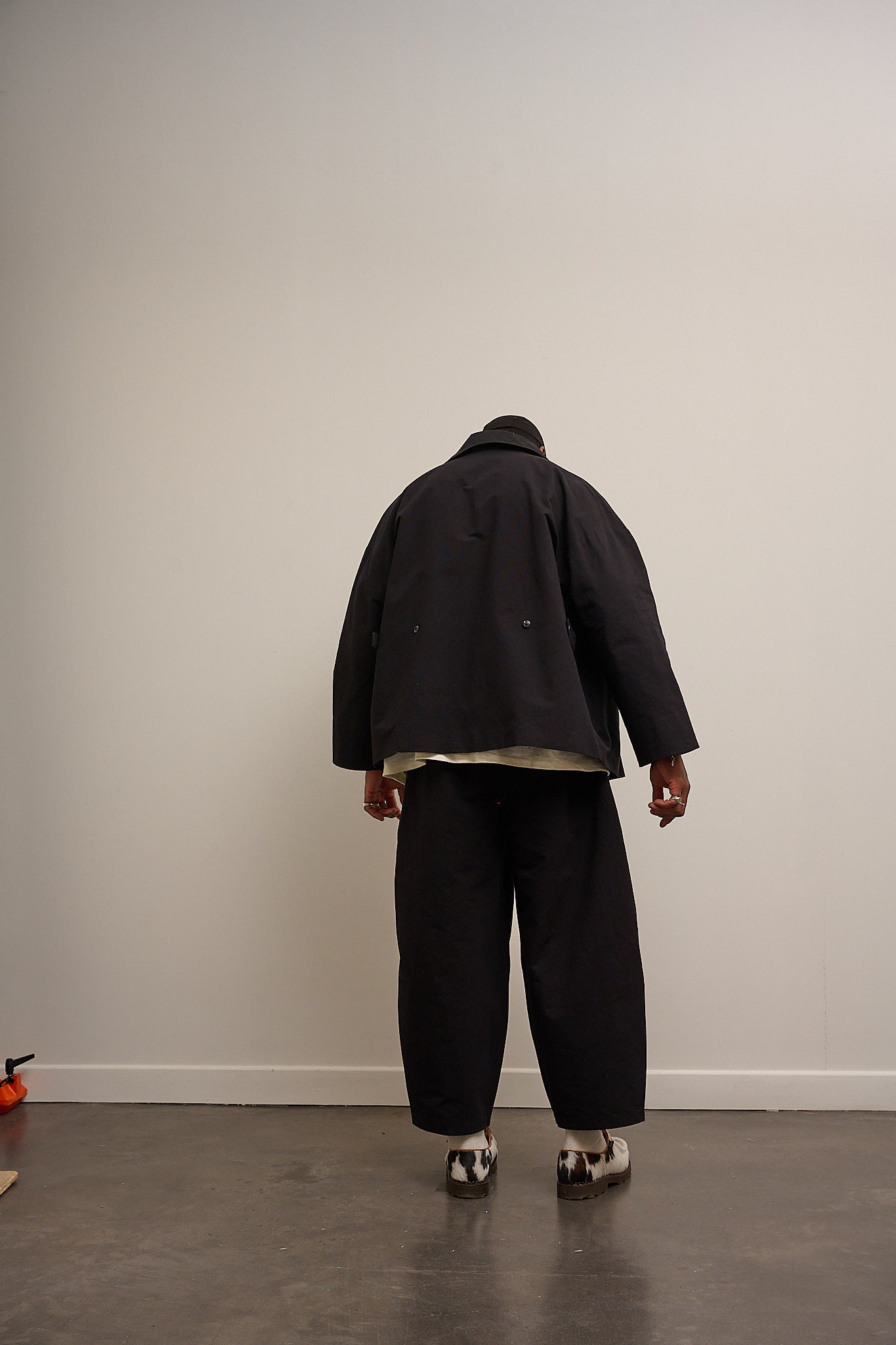 Pantalon circulaire de la marque Aïdama, coupe ballon en coton washi japonais avec ceinture ajustable. Porté par un mannequin homme et vu de dos.