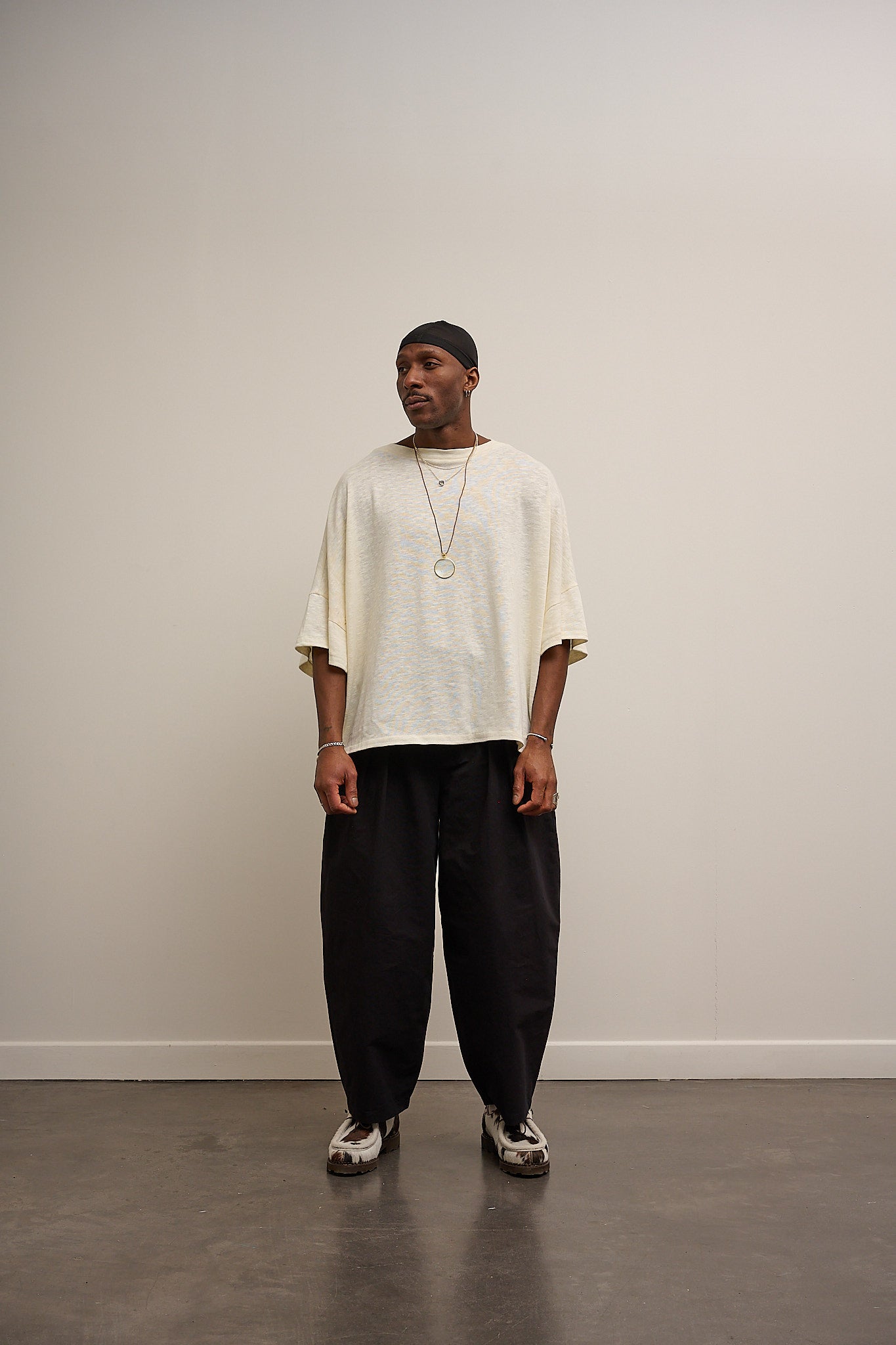 Pantalon circulaire de la marque Aïdama, coupe ballon en coton washi japonais avec ceinture ajustable. Porté par un mannequin homme et vu de face.