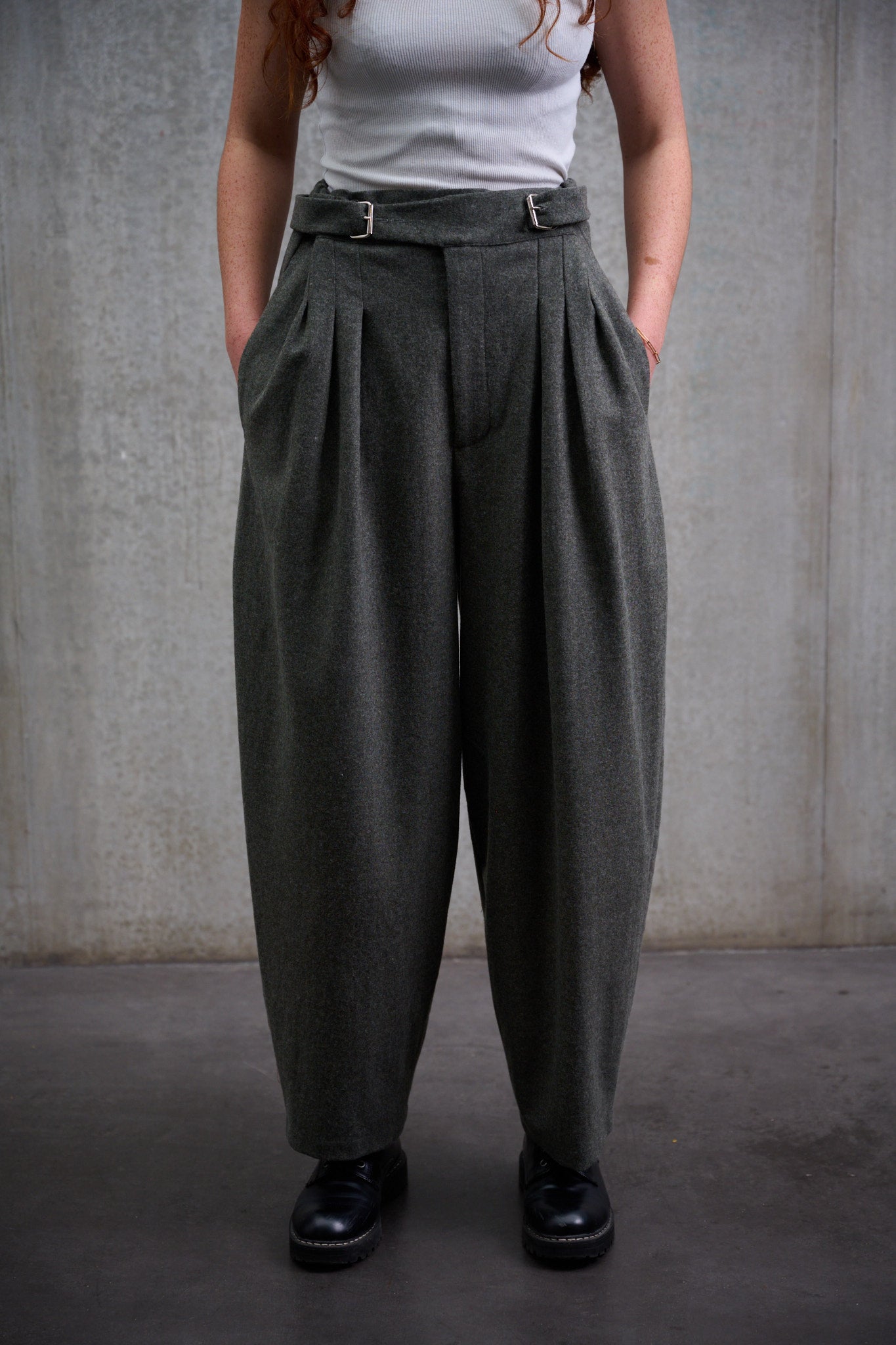 Pantalon circulaire Aïdama, coupe ballon avec ceinture ajustable en flanelle de laine gris chiné. Porté par une mannequin femme et vu centré sur les jambes.