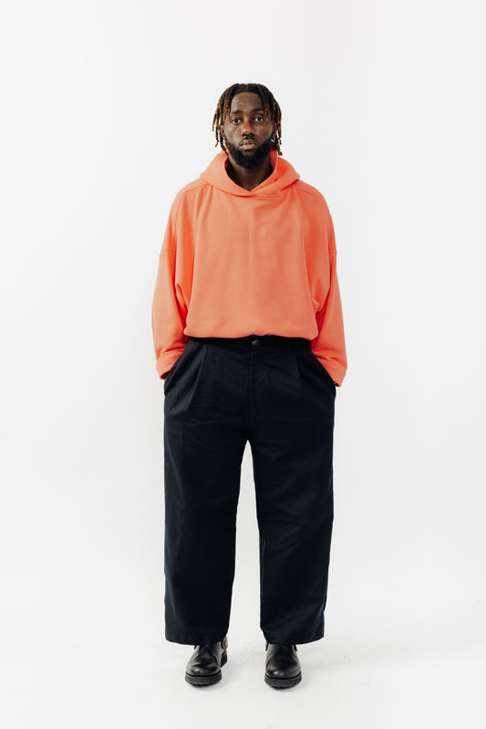 Pantalon droit de la marque Aïdama, coupe ample en coton et lin noir avec sangles ajustables à la taille. Porté par un mannequin homme et vu de face. 