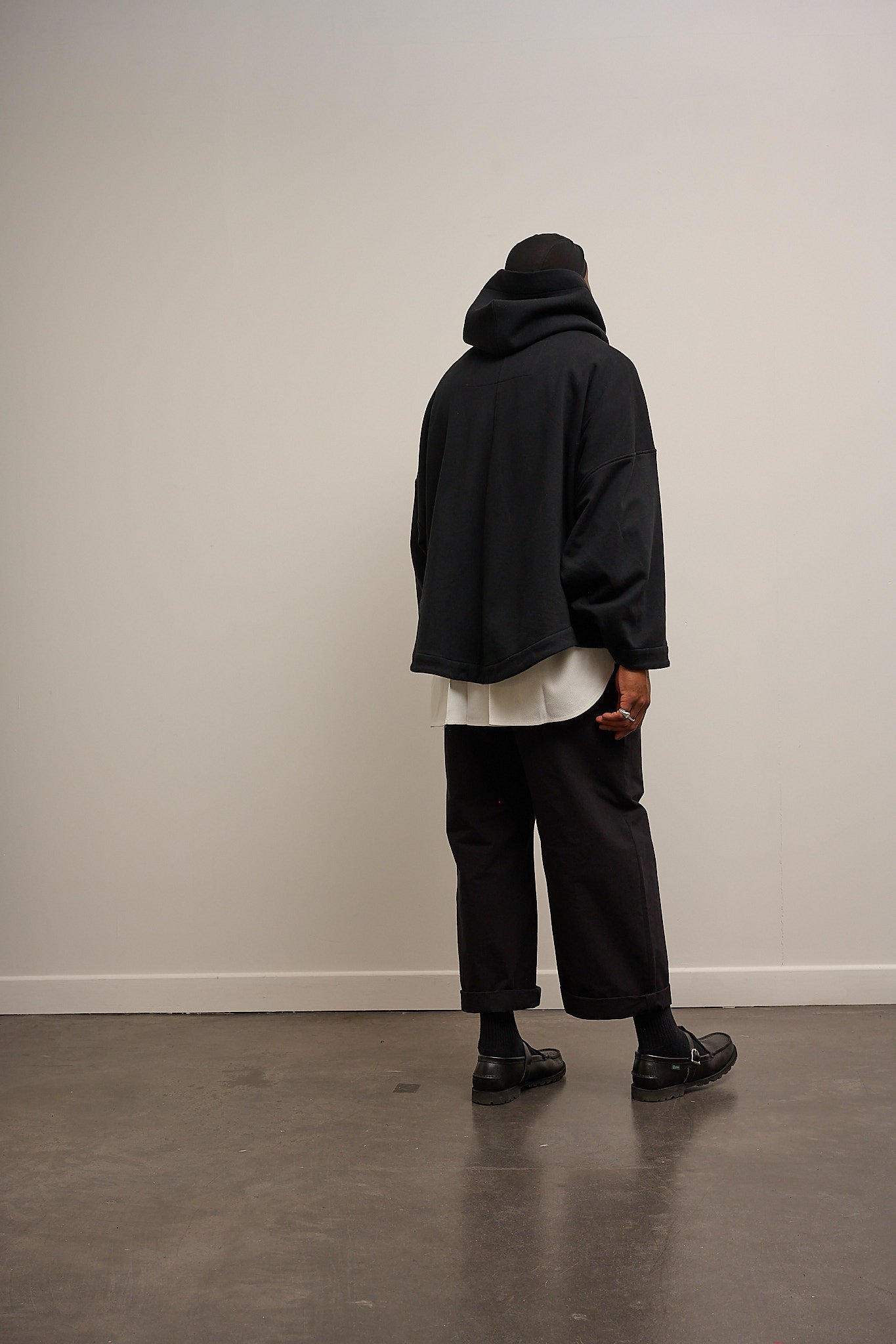 Pantalon droit de la marque Aïdama, coupe ample en coton washi japonais. Porté par un mannequin homme et vu de dos.