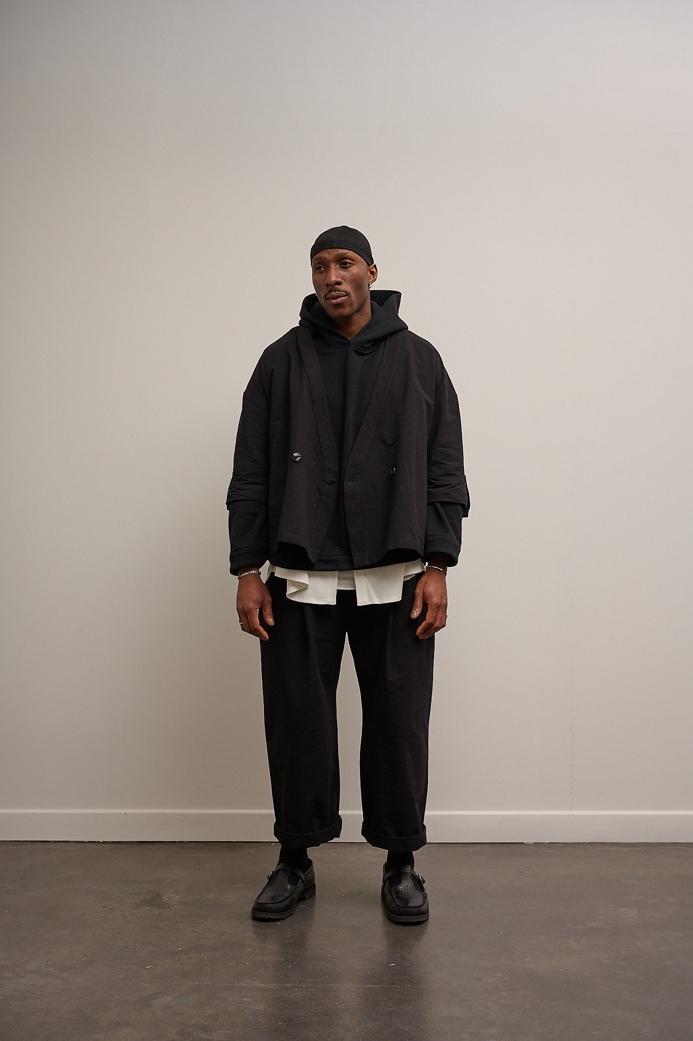 Pantalon droit de la marque Aïdama, coupe ample en coton washi japonais. Porté par un mannequin homme et vu de face.