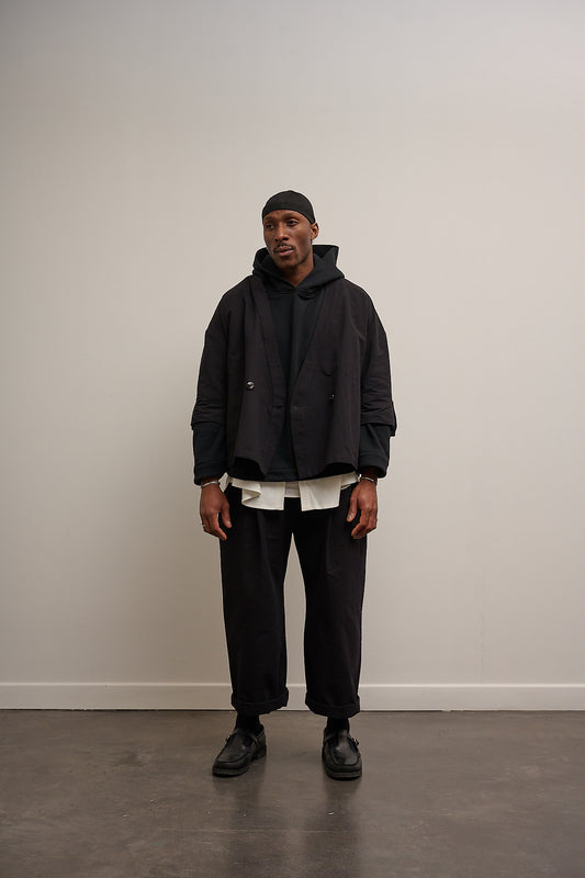 Pantalon droit de la marque Aïdama, coupe ample en coton washi japonais. Porté par un mannequin homme et vu de face.