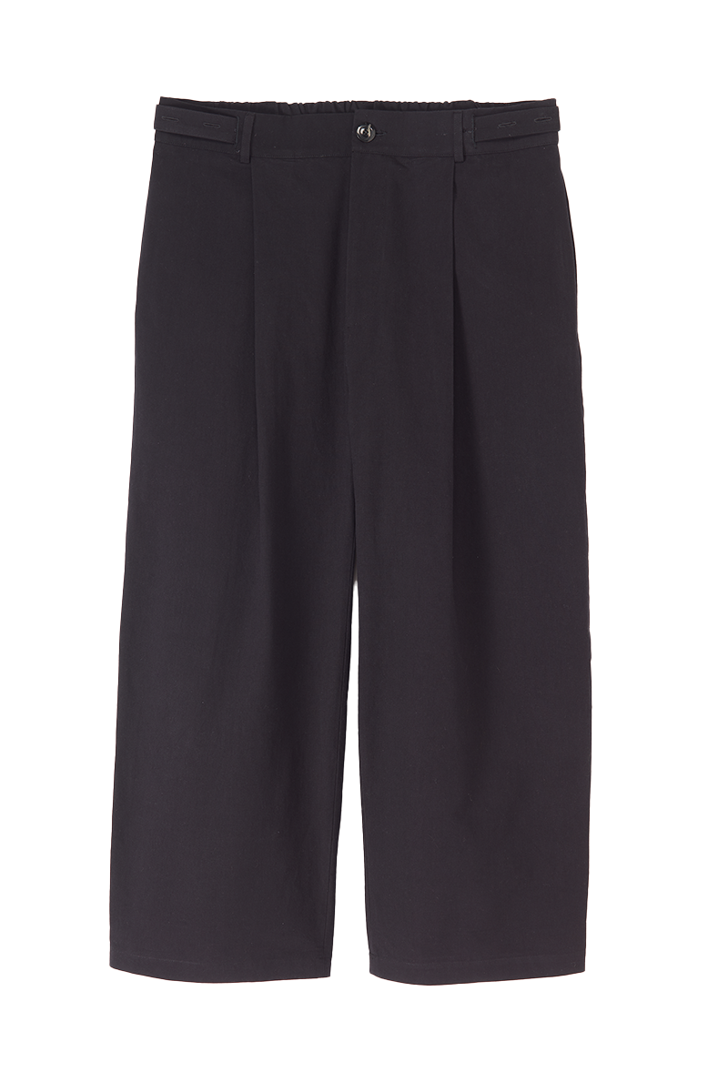 Pantalon droit de la marque Aïdama, coupe ample en coton washi japonais. Posé à plat sur fond blanc.