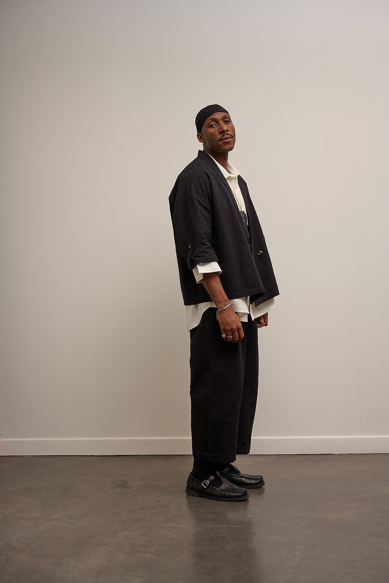 Pantalon droit de la marque Aïdama, coupe ample en coton washi japonais. Porté par un mannequin homme et vu de profil.