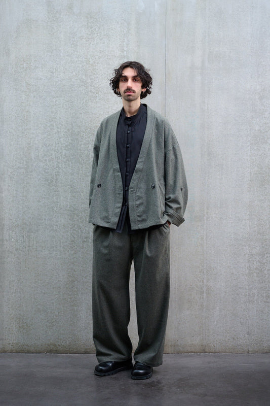 Pantalon droit de la marque Aïdama, coupe large en flanelle de laine grise. Porté par un mannequin homme et vue de face.