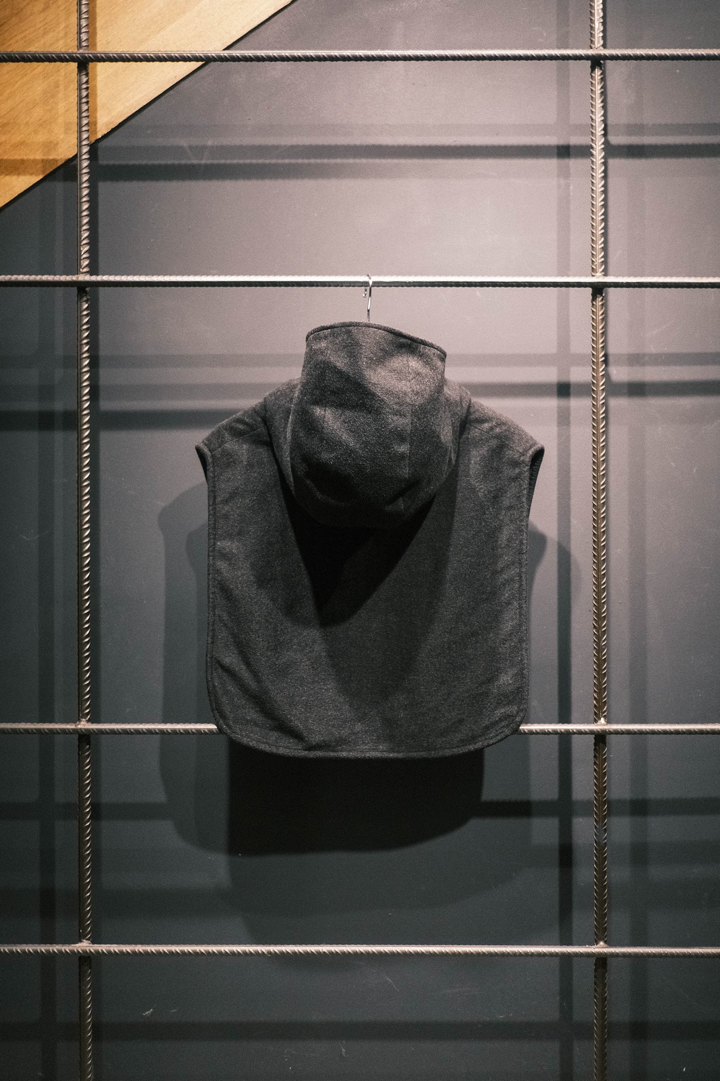 Plastron à capuche de la marque Aïdama, modèle Do en laine noire. 